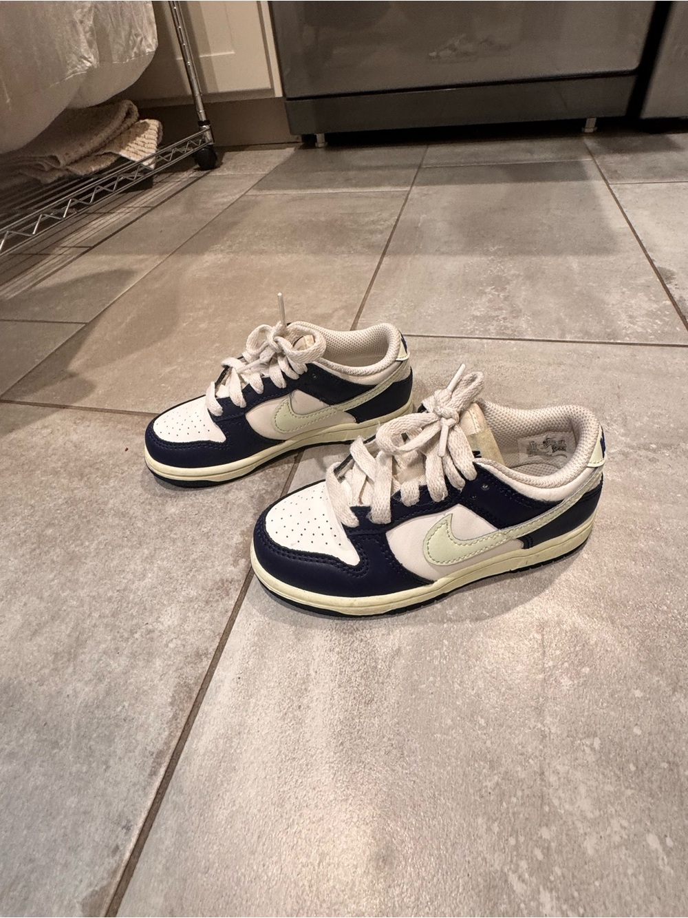 🔥 Nike Dunk Low “Sail / Midnight Navy / Volt Tint” 🔥boys 11
